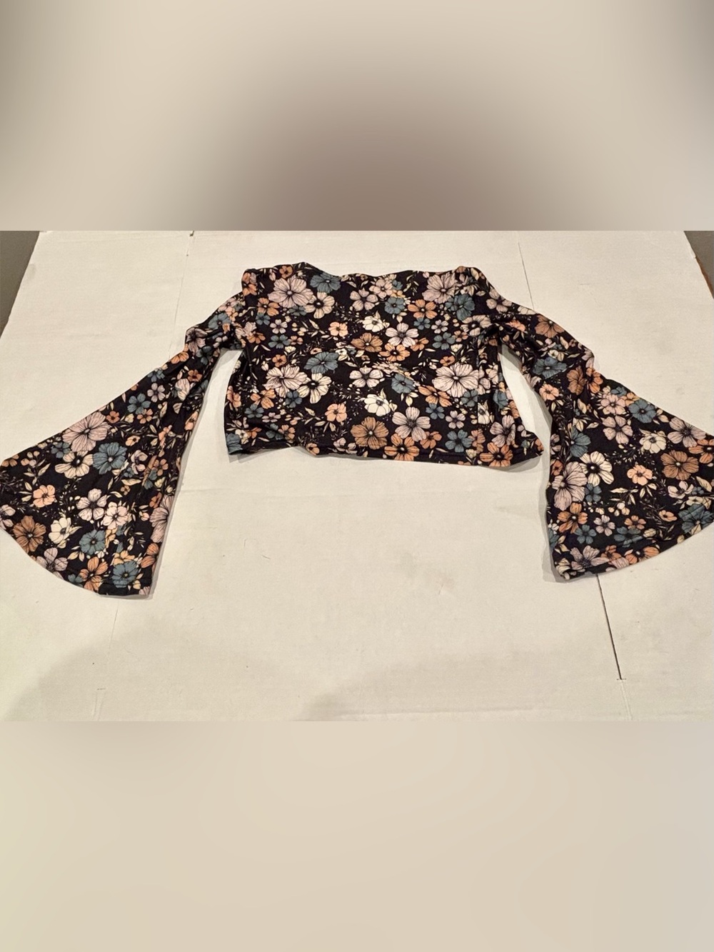 Floral Bell Sleeve Crop Top in Black & Pink Like New